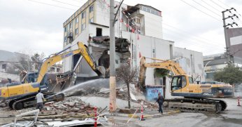 Körfez’de riskli kamu binaları yıkılıyor