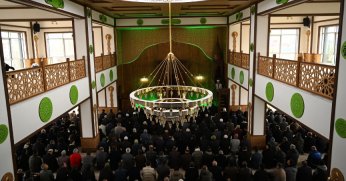 Büyükşehir’in katkılarıyla tamamlanan Kartepe İstasyon Camii ibadete açıldı