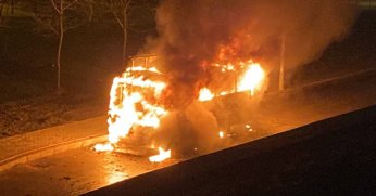 İşçi servisi alev alev yandı, facianın eşiğinden dönüldü