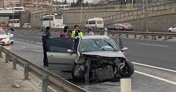 Otomobil önce tıra ardından bariyerlere çarptı: 2 yaralı