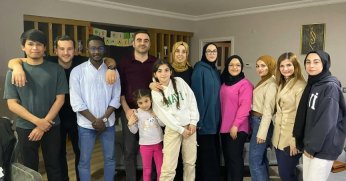 Başkan Özlü ve Ailesi Uluslararası Misafirleriyle İftar Yaptı