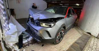 Bir gün önce satın aldığı engelli aracıyla kaza yaptı, o anlar kamerada