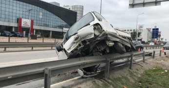 Kontrolden çıkan kamyonet bariyerlere çarparak durabildi