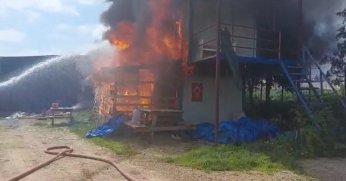 İşçilerin kaldığı konteyner alevlere teslim oldu