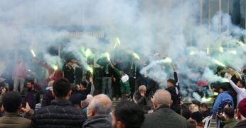 Taraftar yasağında kent merkezini stadyuma çevirdiler