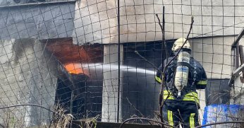 Araç lastikleri alev alev yandı, bina sakinleri kavgaya tutuştu