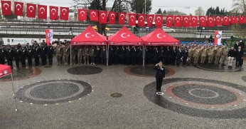 Yağmur altında Polis Günü kutlaması