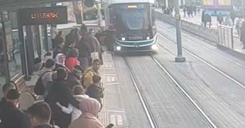 Yolcu, tramvayın altında kalmaktan son anda böyle kurtuldu