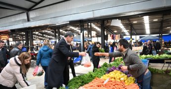 Başkan Kocaman pazar alışverişinde