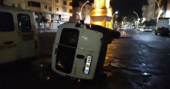 Kazanın ardından ticari araç yan yattı: 4 yaralı