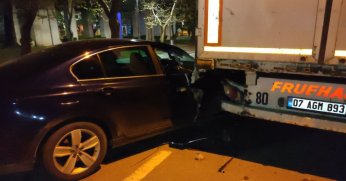 Cep telefonuna bakmak isterken park halindeki tıra çarptı: 3 yaralı