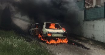 Alev alev yanan otomobil hurda yığınına döndü