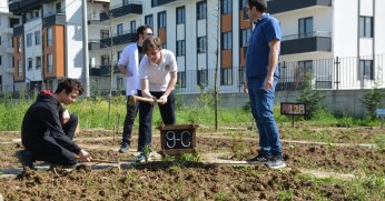 Lise öğrencileri hem alın terinin ekmeğini yiyor hem de bilinçleniyor