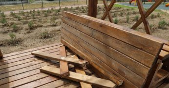 Açılışı yapılmadan park tahrip edildi