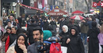 Sağanak yağışa rağmen bayram alışverişi yapmaya devam ettiler