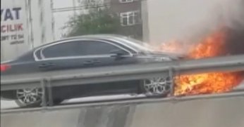 Seyir halindeki otomobil alev alev yandı