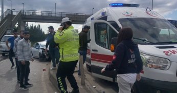 Faciadan dönüldü, otobüs durağına çarpmasına ramak kaldı: 3 yaralı