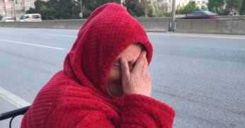 Akülü tekerlekli sandalyesiyle yolda kalan kadının sözleri yürek dağladı: