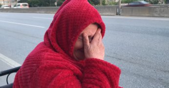 Akülü tekerlekli sandalyesiyle yolda kalan kadının sözleri yürek dağladı: