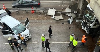Tünel girişinde kaza yapan tır makasladı, trafik felç oldu