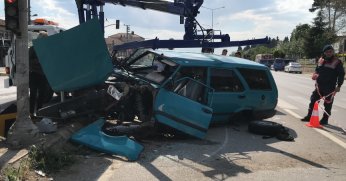 Lastiği kopan otomobil trafik lambaları direğine çarptı: 2'si çocuk 4 yaralı