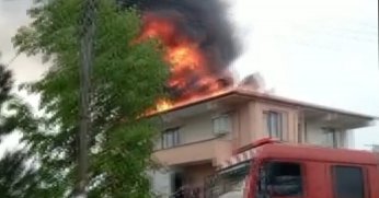 İki katlı apartmanın çatısı alev alev yandı