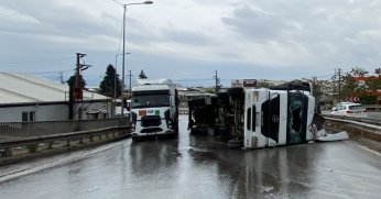 Virajda kontrolden çıkan tır devrildi, sürücü yaralandı