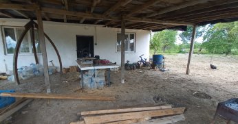 Evinin önünde odun keserken vuruldu