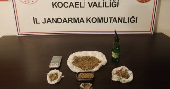 Araçlarında uyuşturucu bulunan 3 şüpheliye gözaltı