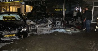 Aylar önce kurşunlanan oto galeride, bu sefer de lüks otomobiller alev alev yandı