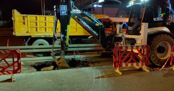 Kanalizasyondan kaynaklanan su birikintisi asfaltı çökertti