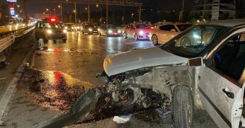 Otomobil yol kenarındaki bariyerlere çarptı: 1 yaralı