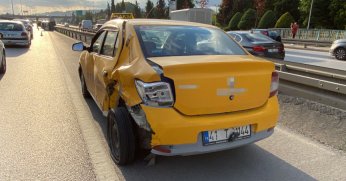 Hafif ticari araç taksiye çarpıp takla attı: 3 yaralı