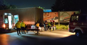 Otomobil park halindeki tırın altına girdi