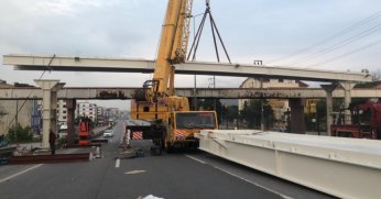 60 Evler üstgeçidinde köprü  ve kiriş montajı tamam