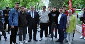 Tipioğlu tramvaya bindi, gençleri ikna etti