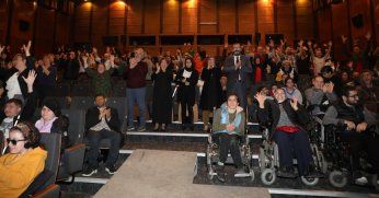 Tiyatro bütün engelleri aşar