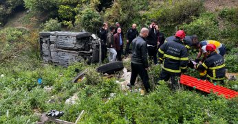 Kontrolden çıkan otomobil 150 metrelik uçuruma yuvarlandı: 2 yaralı