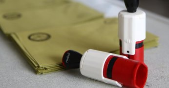 Sandık Görevlisi Kalp Krizi Geçirdi Hayatını Kaybetti