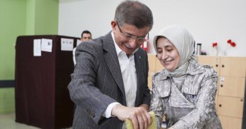 Gelecek Partisi Genel Başkanı Ahmet Davutoğlu oyunu kullandı