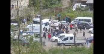 DERİNCE’DE OY KULLANMAYA GİDEN SEÇMENLER ARASINDA TRAFİK KAVGASI!