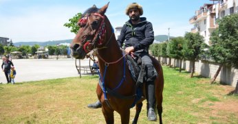 Oy kullanmaya atıyla geldi