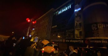 AK PARTİLİ GENÇLER İYİ PARTİ İL BİNASI ÖNÜNDE KUTLAMA YAPTI!