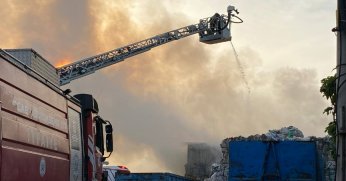 Kocaeli'de geri dönüşüm tesisinde yangın