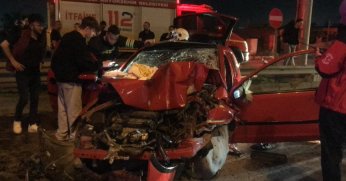 Tıra çarpan otomobilde sıkışan 4 yaralıyı itfaiye kurtardı