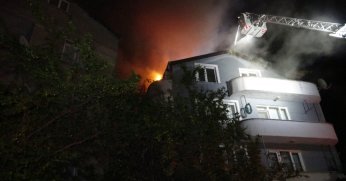 Kocaeli'de 4 katlı apartmanın çatısını alevler sardı