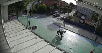 Gençlerin sokak ortasında kavgası kamerada: 2 kişi böyle darp edildi