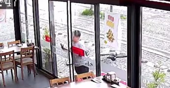 Çocuk hırsızın soğukkanlılığı kamerada: Önce sensörlü kapıyı açtı, sonra kasaya yöneldi