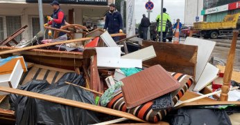Ölen babalarının eşyalarını balkondan attılar