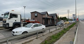 Yürüyen ev' İzmit trafiğini altüst etti